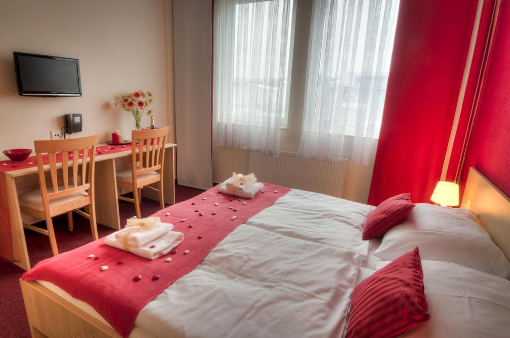 City Hostel Brno Modřice Esterno foto