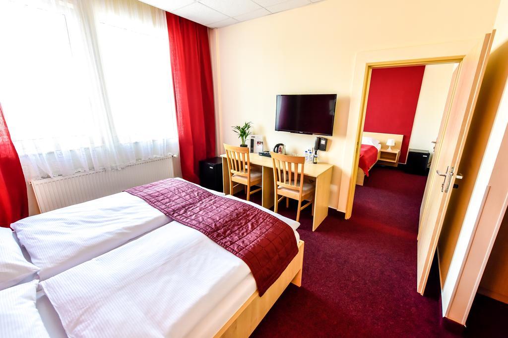 City Hostel Brno Modřice Esterno foto