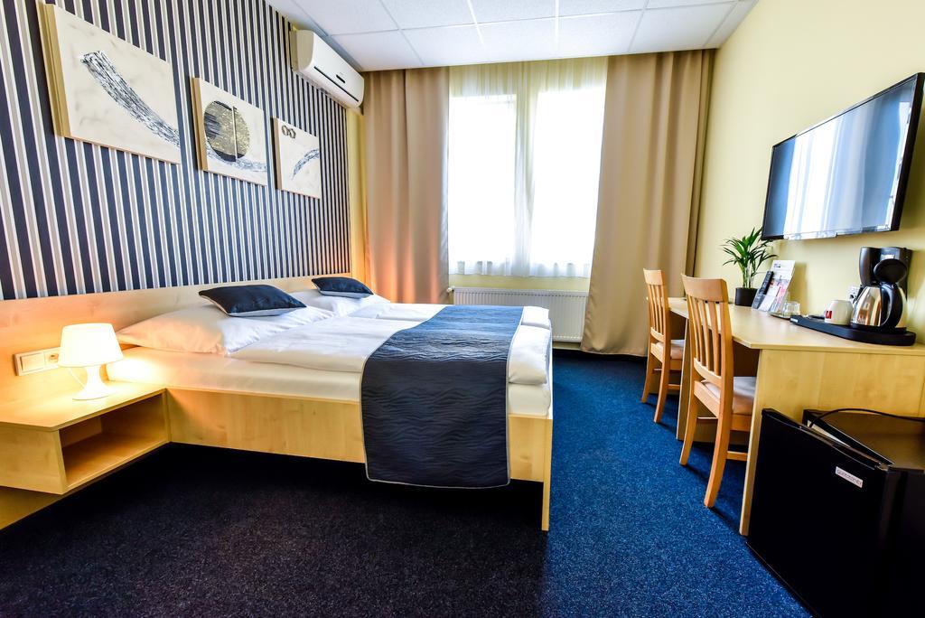 City Hostel Brno Modřice Esterno foto
