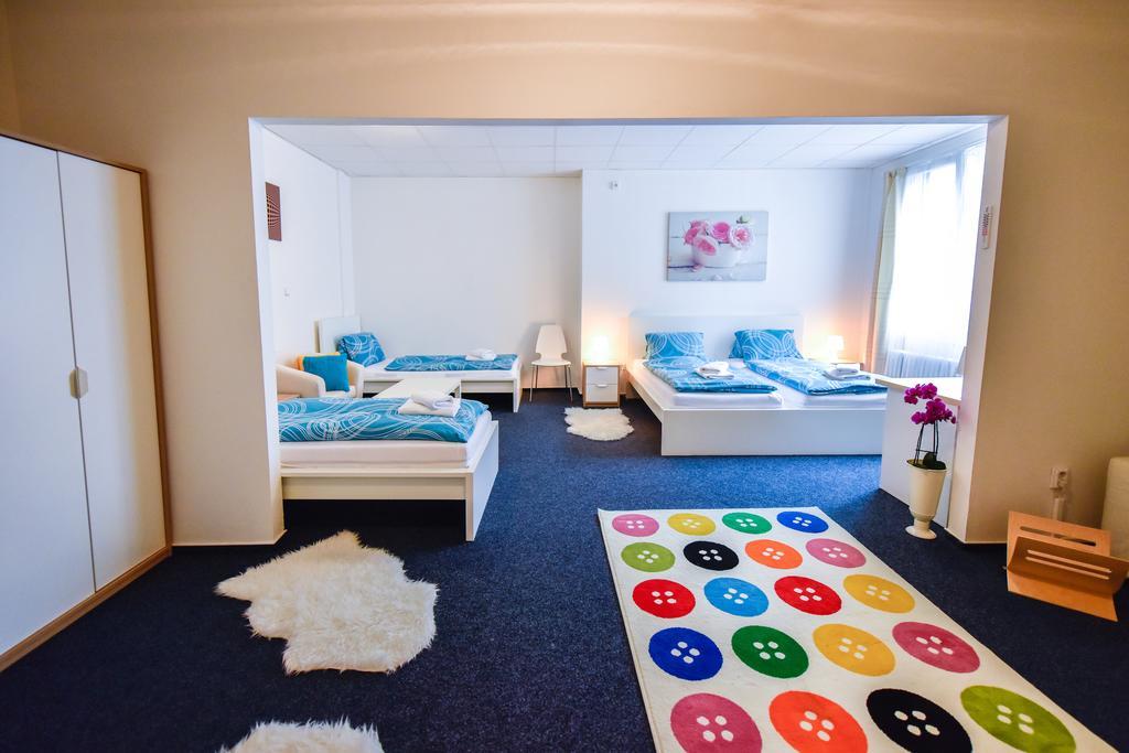 City Hostel Brno Modřice Esterno foto