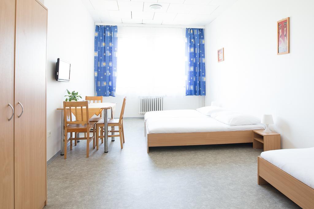 City Hostel Brno Modřice Esterno foto