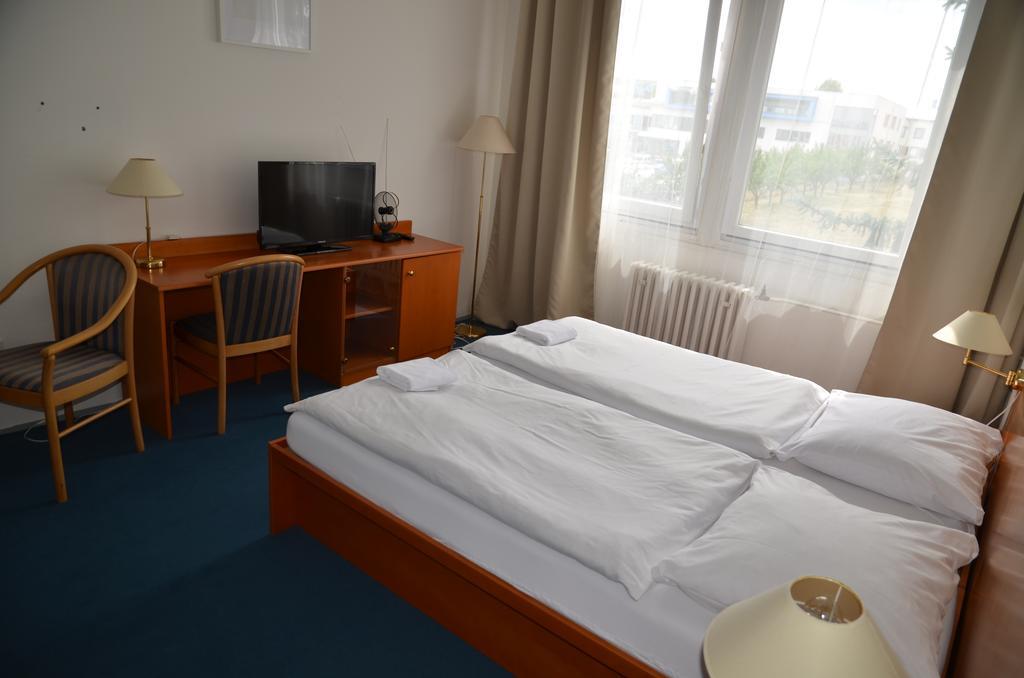 City Hostel Brno Modřice Esterno foto