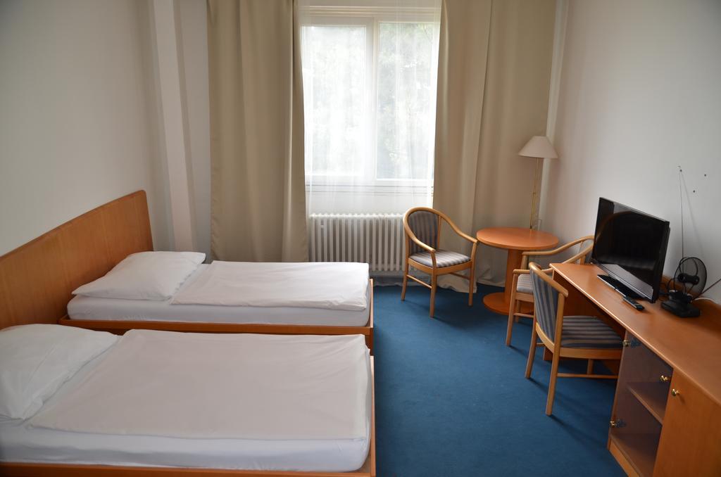 City Hostel Brno Modřice Esterno foto