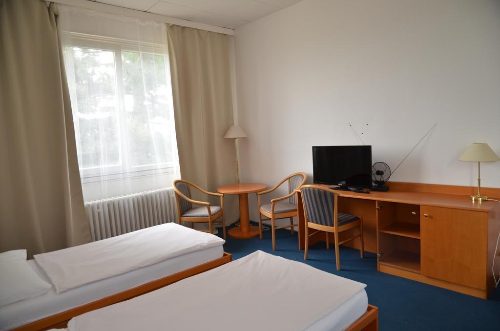 City Hostel Brno Modřice Esterno foto