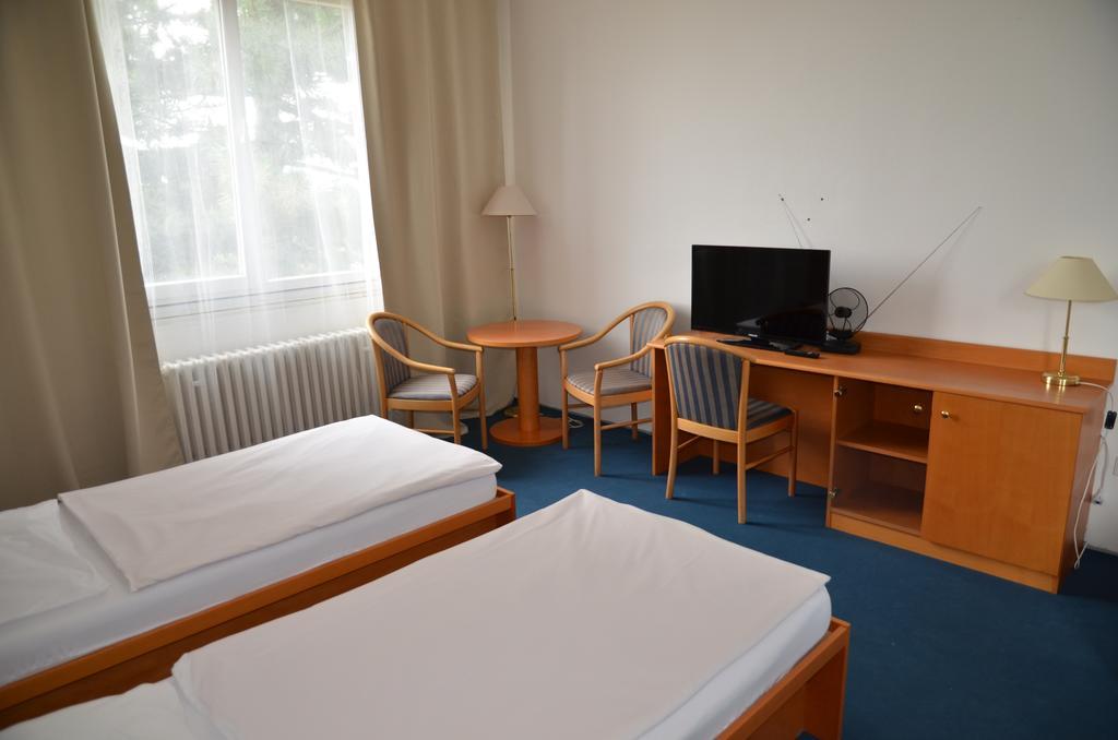 City Hostel Brno Modřice Esterno foto