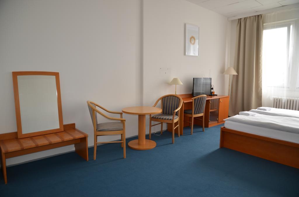 City Hostel Brno Modřice Esterno foto